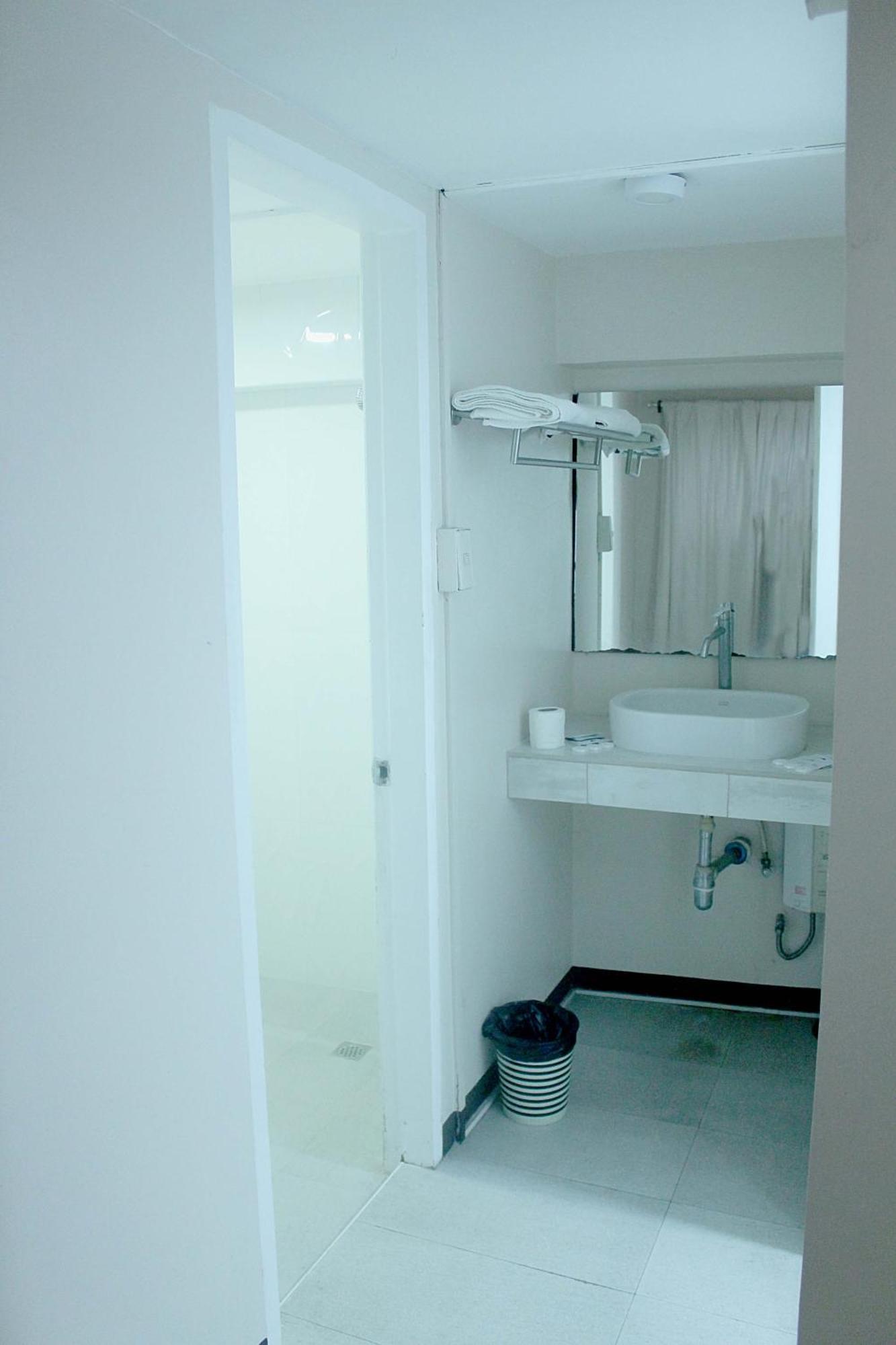 The Humbertos Hotel Davao Bagian luar foto