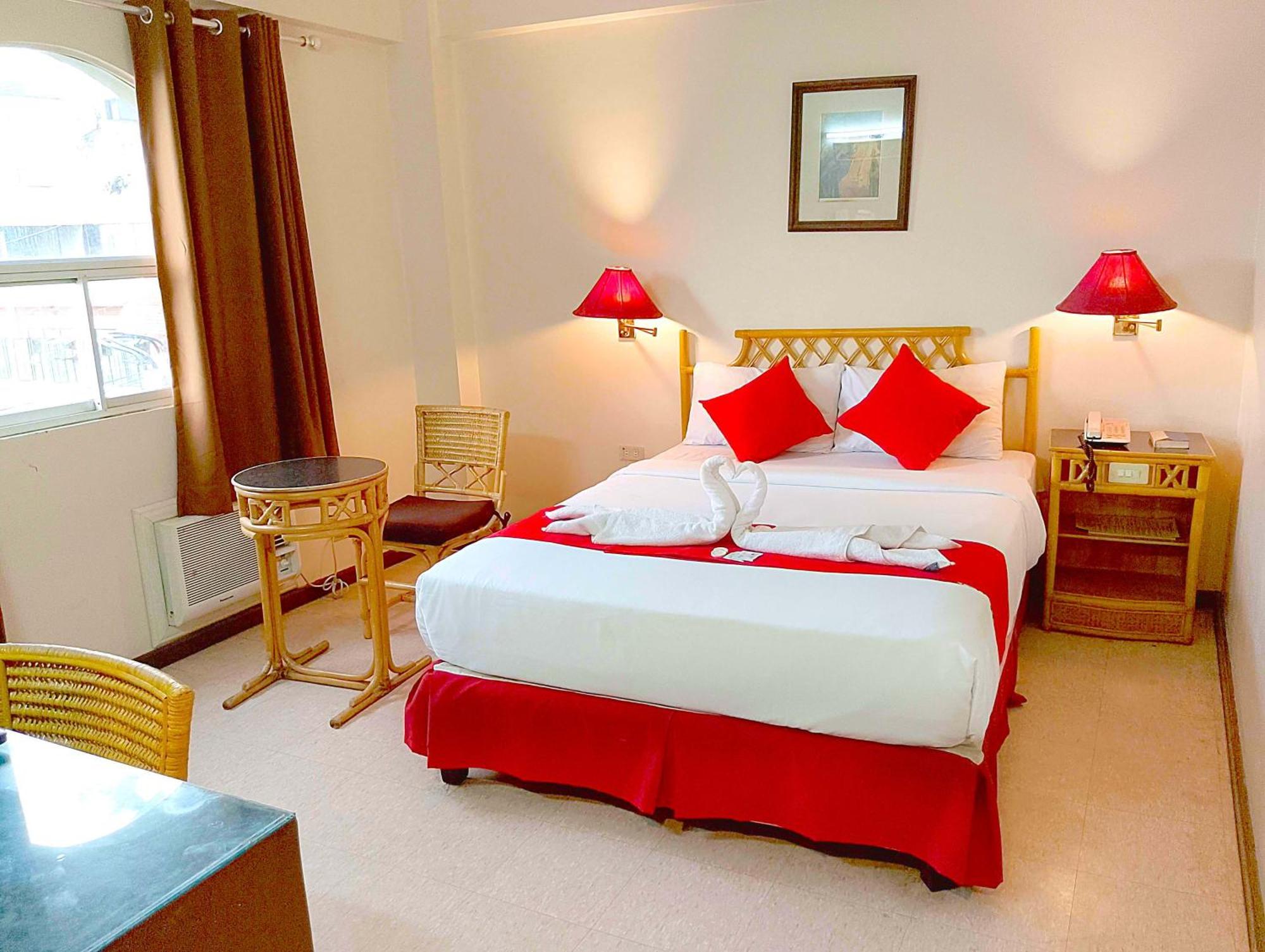 The Humbertos Hotel Davao Bagian luar foto