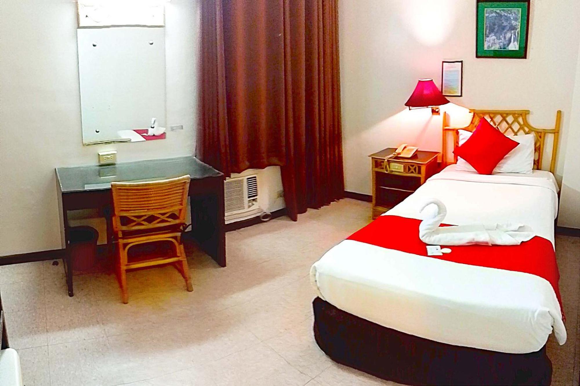 The Humbertos Hotel Davao Bagian luar foto