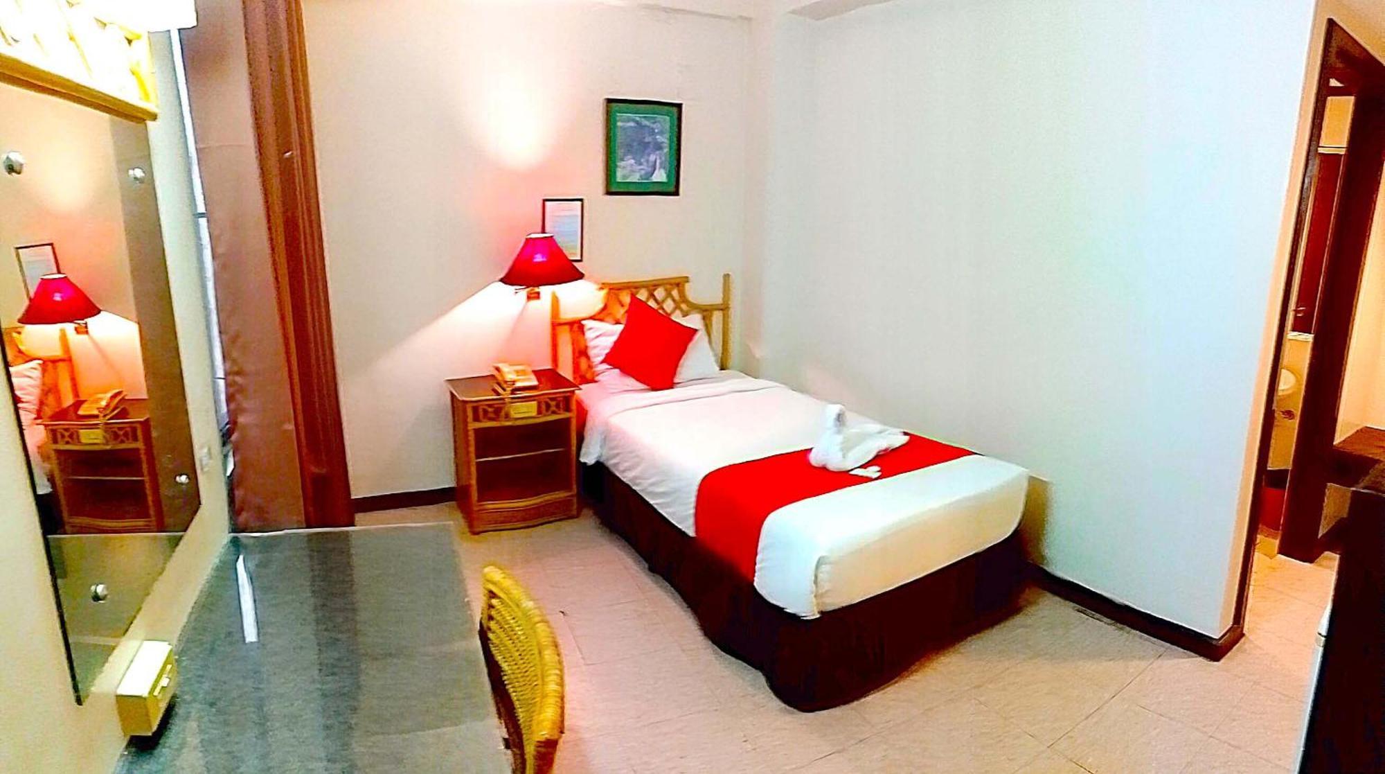 The Humbertos Hotel Davao Bagian luar foto